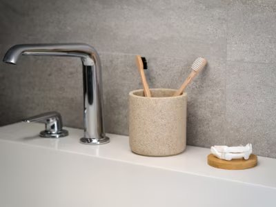 Orthèse rangée près du lavabo après nettoyage