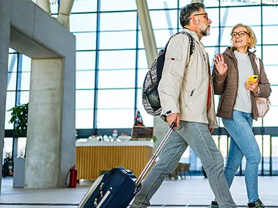 Couple en voyage dans un aéroport