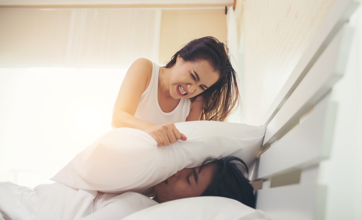 Femme réveillée par le ronflement de son conjoint